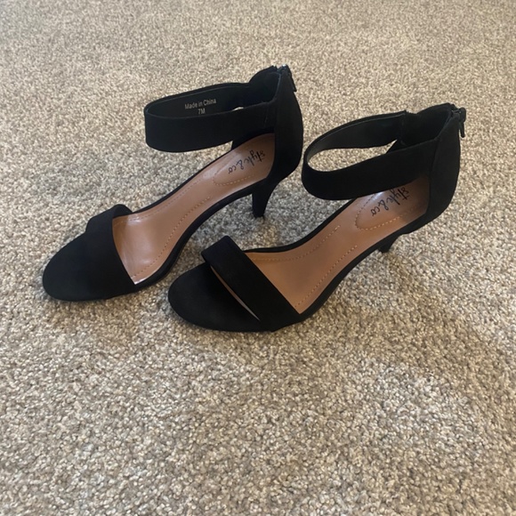 2 1/2(in) Black Heels - Picture 2 of 6